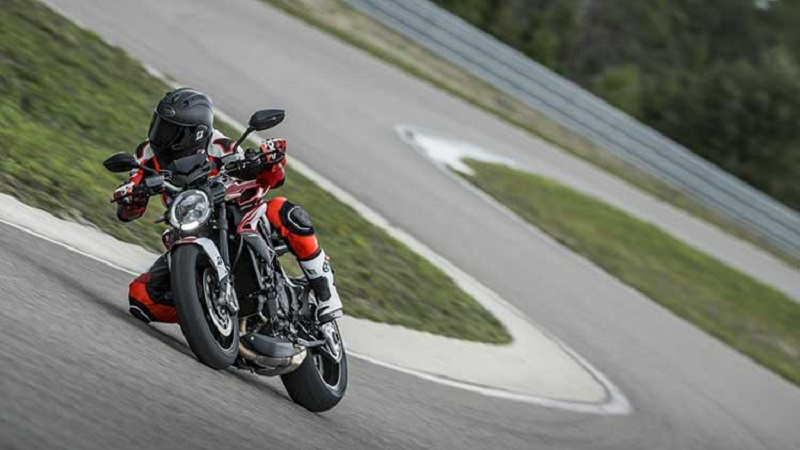 В линейке спортивных мотошин Bridgestone появилась новая модель