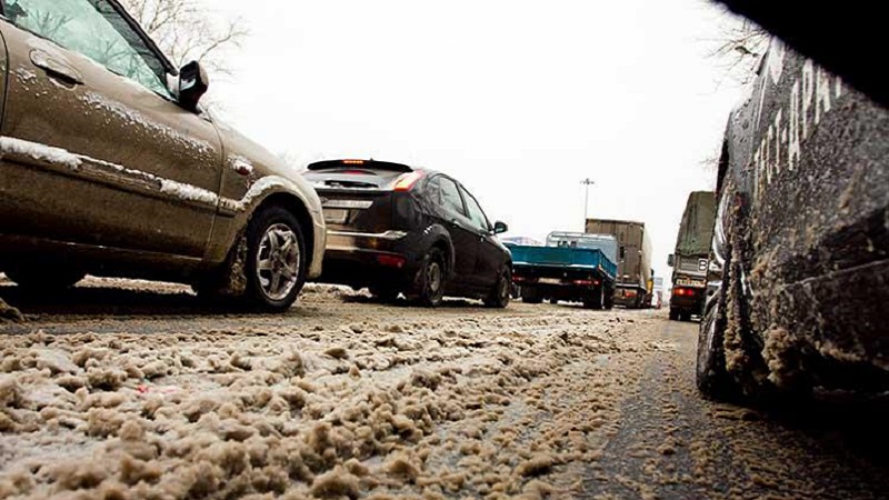 Специалист «Авторевю» рассказал о том, как зимние реагенты влияют на шины